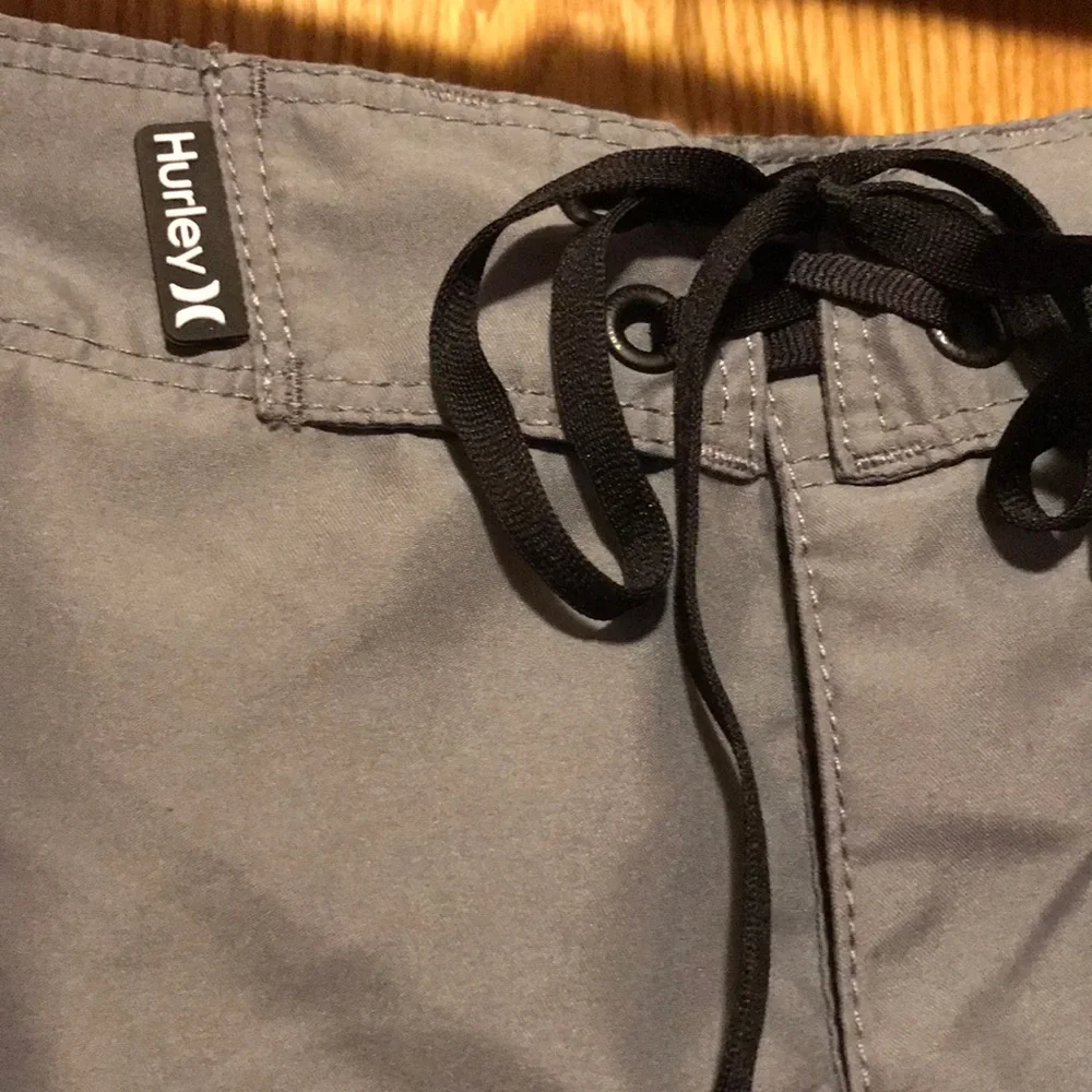 Hurley 30 waist gray 8.5” inseam unlined surf board shorts pocket EUC